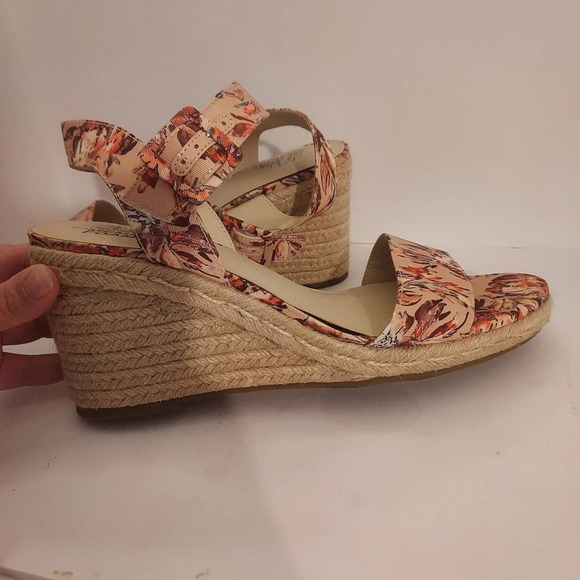 Lifestride Velocity with Memory Foam Floral Blush Tango Wedges in Size 11 - Picture 9 of 11